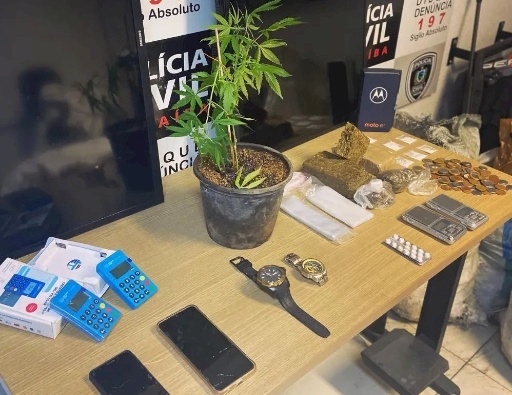 Maconha e materiais ilícitos apreendidos em ação policial na capital 