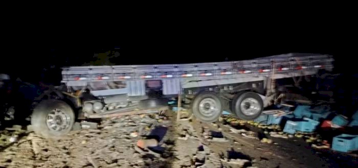 25 mortos em acidente entre ônibus e caminhão