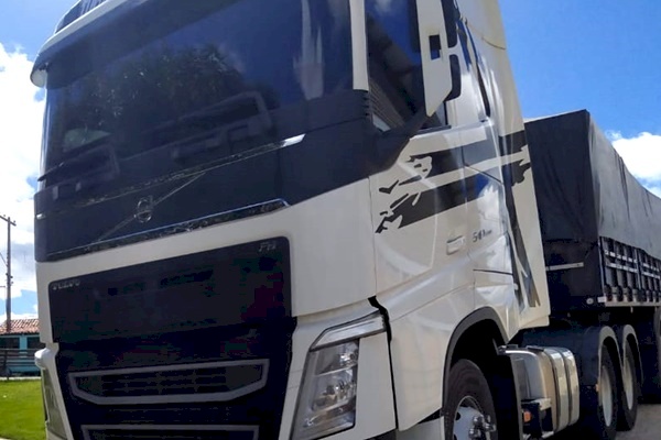 SEFAZ-PB apreende caminhão com madeira com irregularidade no Sertão