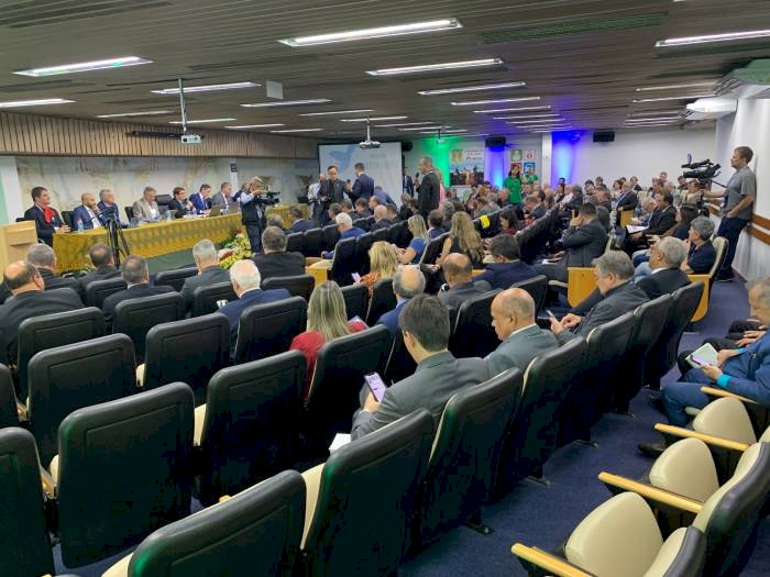 Sessão plenária conduzida pelo presidente João Teodoro na cidade de Porto Alegre (RS)