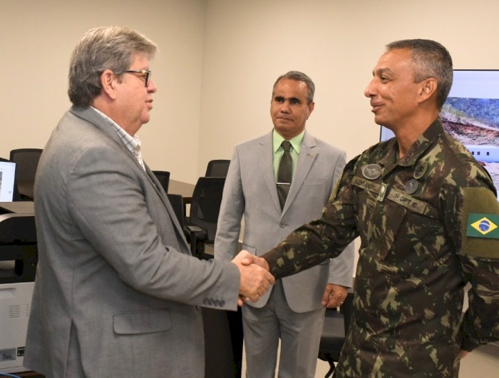 João Azevêdo e o novo comandante do 1º Grupamento de Engenhari