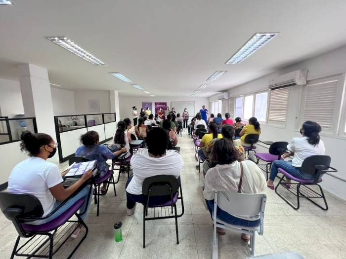 Entrega de certificados para concluintes do curso de cuidadora de idosos