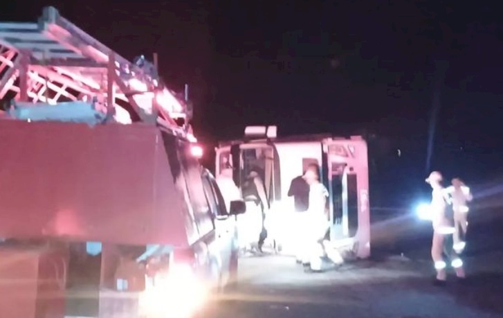 Corpo de Bombeiros é acionado para socorrer motorista de caminhão, vítima de acidente automobilístico 