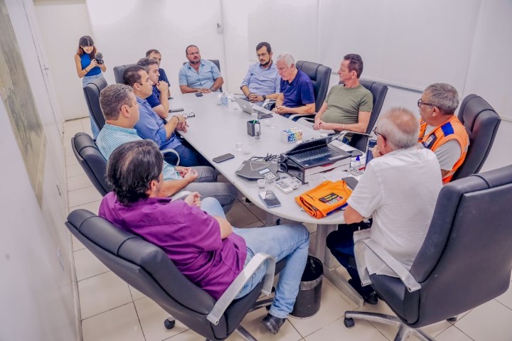 Equipe do Governo reunida 