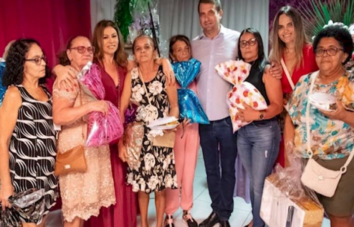 Mães em São José de Piranhas ao lado prefeito, Bal Lins