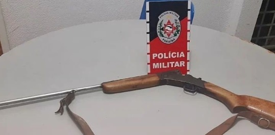 Espingarda apreendida pela polícia militar durante ocorrência de violência doméstica em Areia de Baraunas 