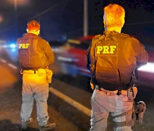 Prisão de dois indivíduos após tentativa de fuga e troca de tiros
