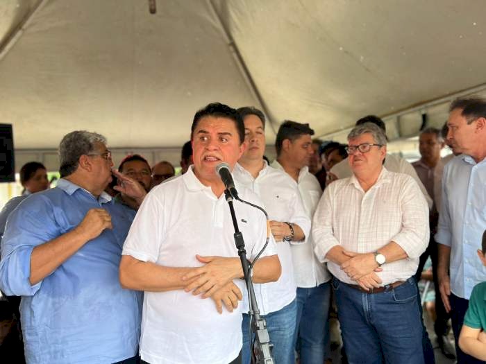 Wilson Santiago inaugura obras ao lado de João Azevêdo