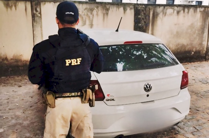 Prisão de homem e carro roubado recuperado