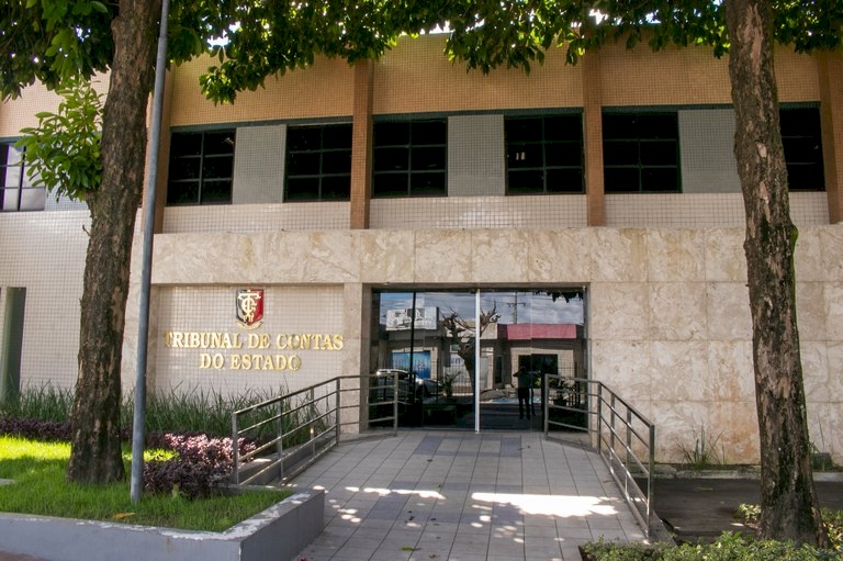 Frente do Tribunal de Contas do Estado