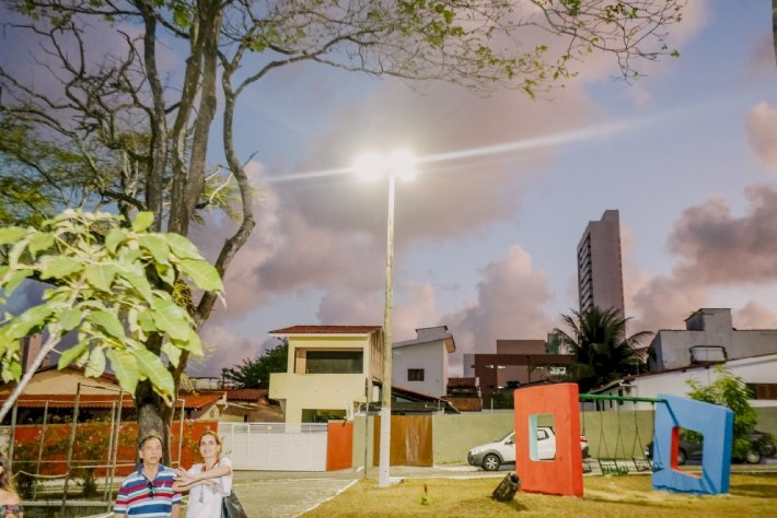 Dona Edmar Toscano mora há 32 anos no bairro Pedro Gondim, em frente à Praça João Medeiros, e aprovou a nova iluminação