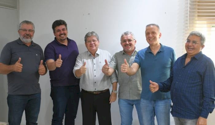 João Azev~edo recebe apoio de lideranças de Aroeiras