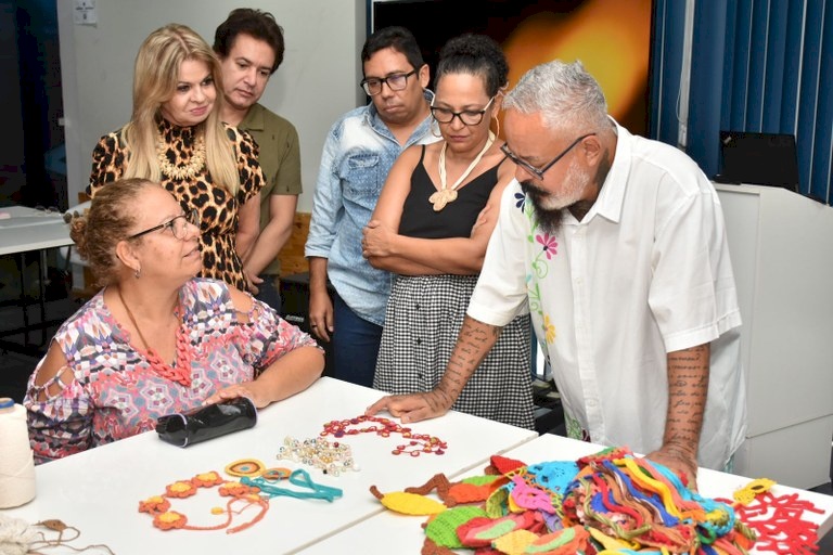 Primeira-dama do Estado participa de abertura de oficina com Ronaldo Fraga e destaca importância da capacitação para os artesãos