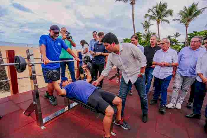 Cícero Lucena apresenta academia ao ar livre ao ministro dos Esportes