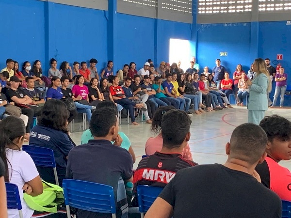 Promotora de Justiça fala sobre violência contra a mulher a estudantes de escola pública