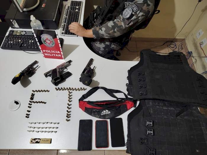 Armas, munições, coletes balísticos e drogas