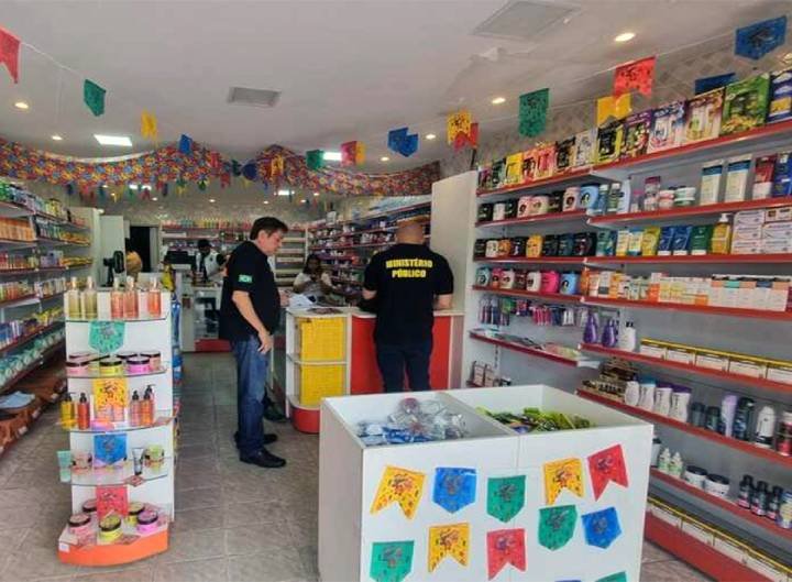 Farmácia sendo fiscalizada