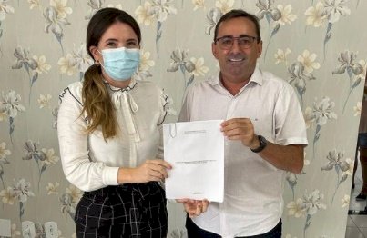 Radamés recebe de Amanda Silveira cópia do projeto de implantação de bases do SAMU em São Gonçalo e no Distrito de Lagoa dos Estrelas 