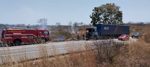 Carreta incendiada na BR-230, em Cajazeiras