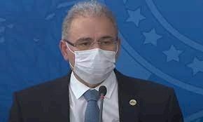 Ministro chega ao Brasil um dia após testar negativo para covid-19