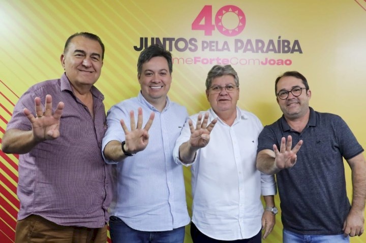 Júnior Araújo com o Governador João Azevedo, e lideranças no Vale do Piancó