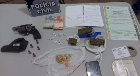 Drogas e arma de fogo apreendida pela polícia em Riachão do Bacamarte 