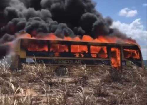 Ônibus escolar que transportava estudantes em Jacaraú