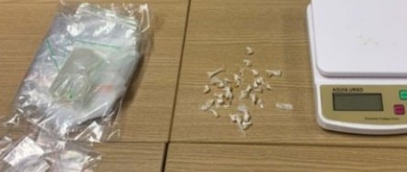 Polícia prende jovem pelo crime de tráfico de drogas e apreende pedras de crack 