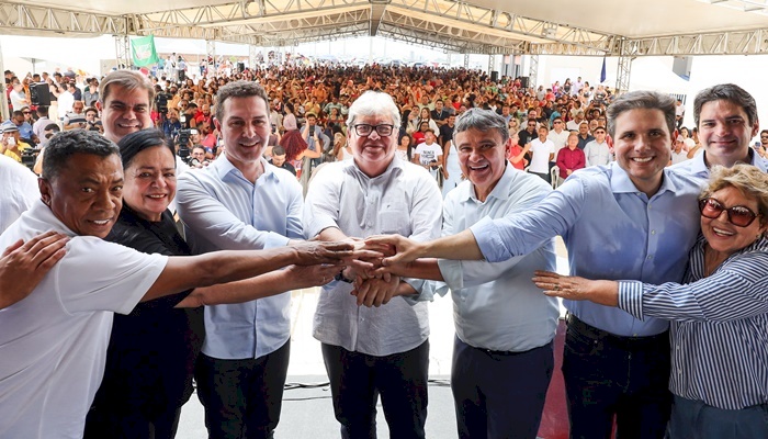 João Azevêdo e ministros Wellington Dias e Jader Filho entregam residencial em Patos 