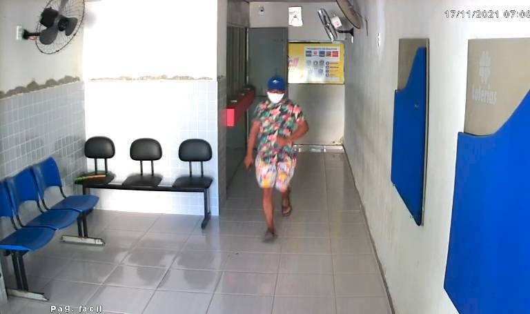 Bandidos armados rendem dono de correspondente bancário e tentam praticar roubo; Polícia acionada; vídeo