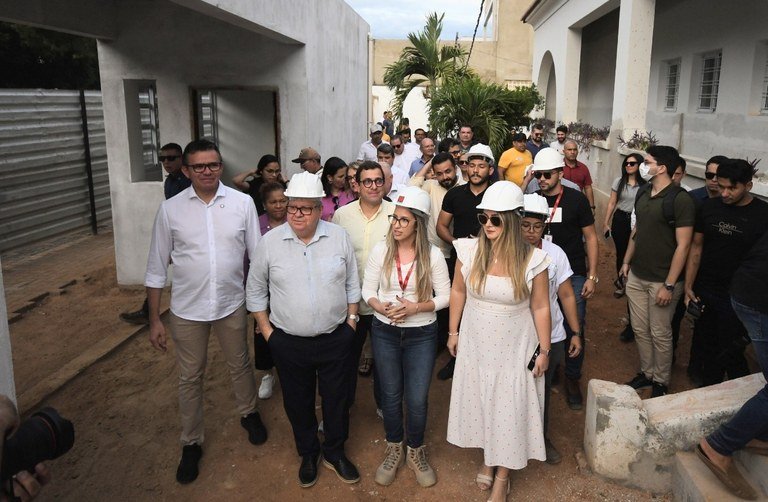 João Azevêdo entrega novos equipamentos de Saúde e inspeciona obras de Educação e construção do Cidade Madura em Catolé do Rocha