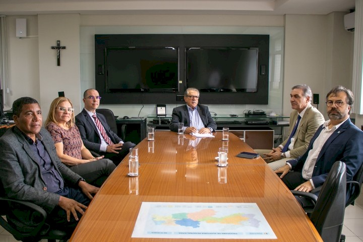 Instalada na sala de reunião do Setor de Inteligência do TCE