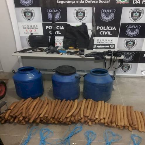 Polícia Civil faz operação e apreende dinamites, ferramentas e armas de grosso