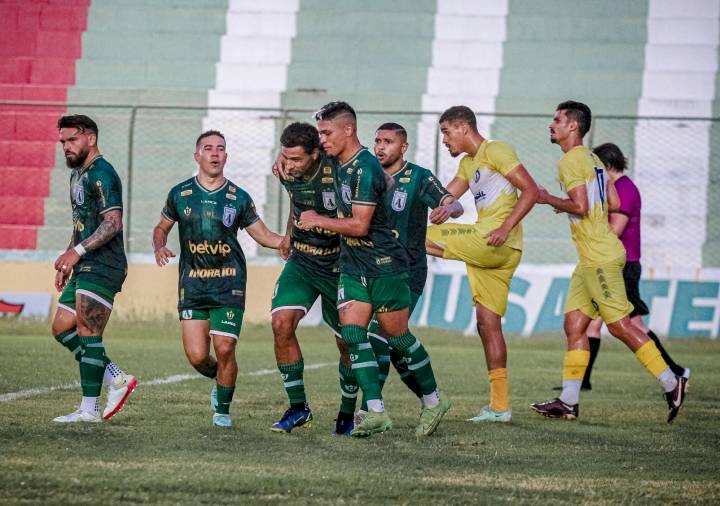 Jogadores do Sousa comemoram gols no Marizão