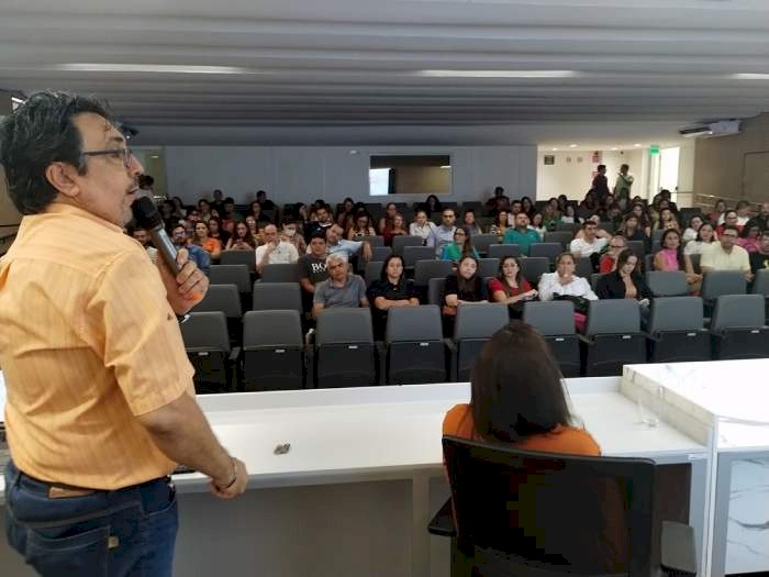 Capacitação sobre medicamento controlado para donos de farmácias, farmacêuticos e estudantes