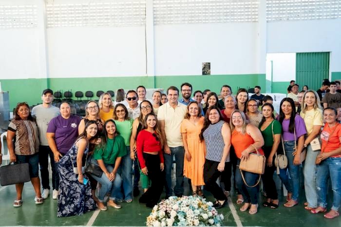 Entrega equipamentos eletroeletrônicos, e eletrodomésticos para a rede municipal de ensino