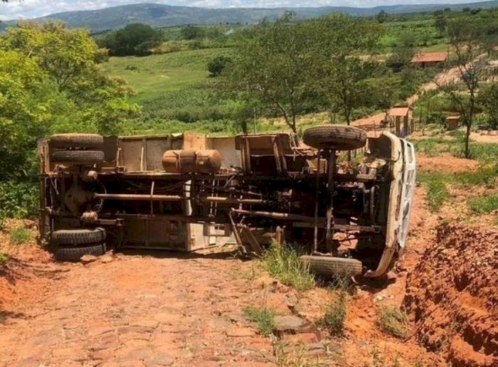 Ocorrência de tombamento de caminhão-caçamba em Princesa Isabel