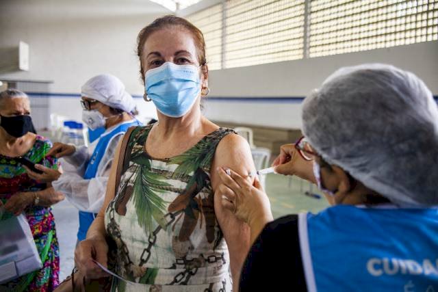 João Pessoa avança na aplicação da 2ª dose da Coronavac e reforça campanha de arrecadação de alimentos
