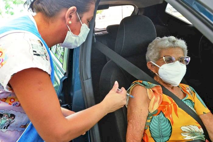 Profissionais de saúde seguem ofertando os imunizantes que previnem contra Covid-19