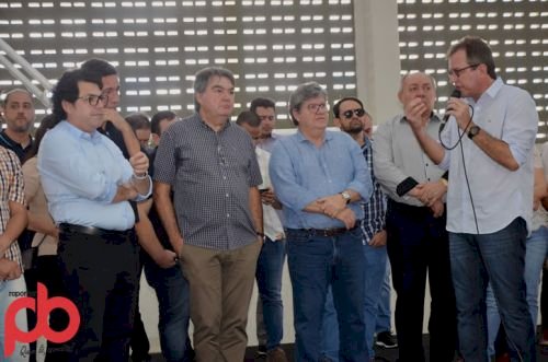 Lindolfo e Tyrone comemoram anuncio da Perimetral pelo Governador João Azevedo em Sousa 