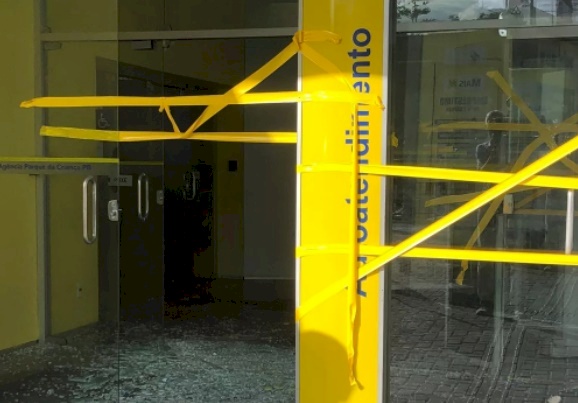 Grupo armado invade banco, rende funcionários e rouba dinheiro e Campina Grande