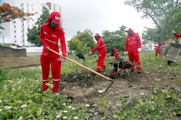Agentes da Autarquia Especial Municipal de Limpeza Urbana (Emlur)