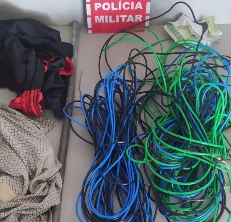 Polícia prende em flagrante indivíduo furtando cabos de energia de uma recicladora