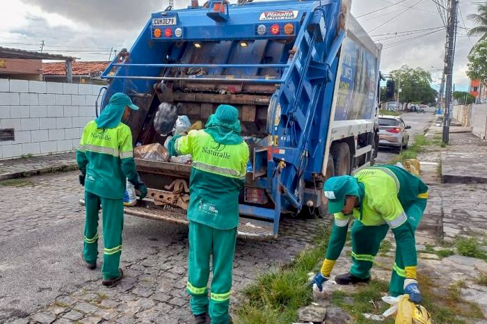 Agentes da Autarquia Especial Municipal de Limpeza Urbana (Emlur)