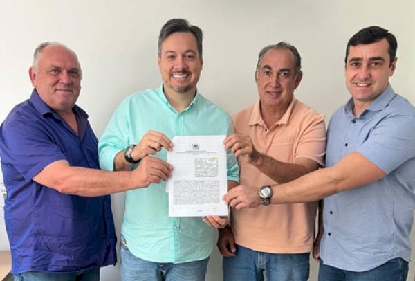 Prefeito Coloral da cidade de São José da Lagoa Tapada e o deputado estadual, Júnior Araújo