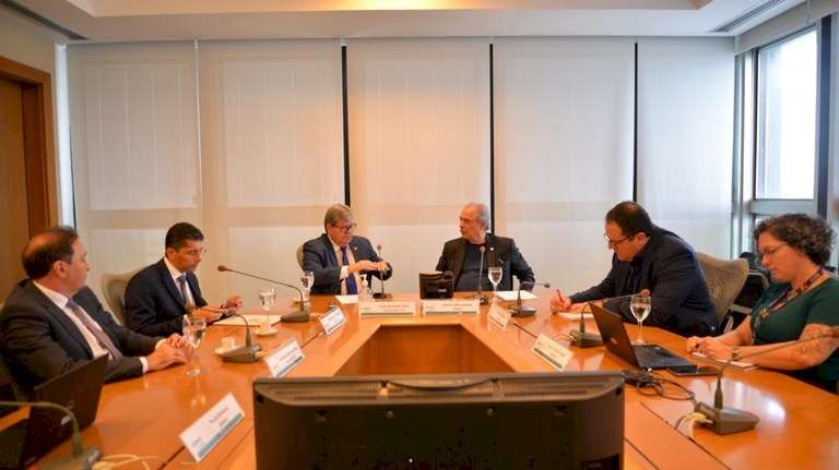 João Azevêdo em reunião com presidente do BNDES no Rio de Janeiro 