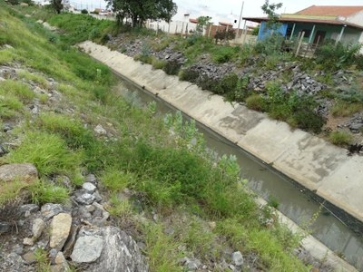 Derramamento de esgoto é constatado em trecho da transposição do Rio São Francisco, em Monteiro 