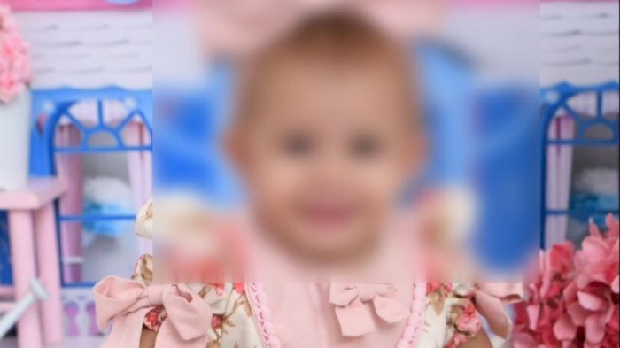 Bebê atropelada por irmão na garagem de casa