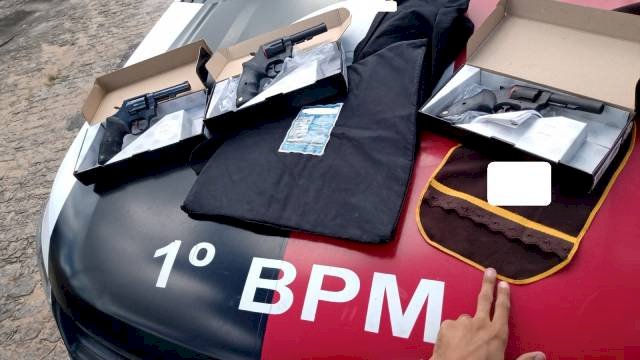  Polícia apreende três armas de fogo e 13 coletes balísticos em casa 