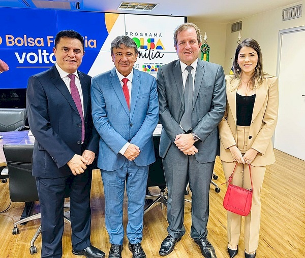 Fábio Tyrone (PSB), acompanhado da primeira-dama Mariana Cartaxo